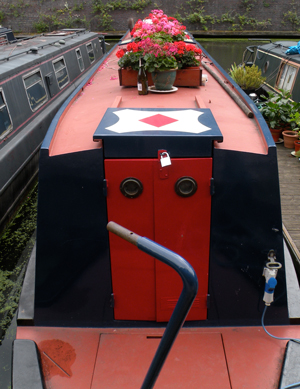 london house boat flowers